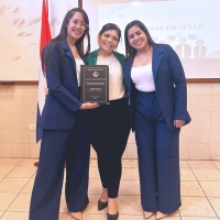 Alumnos de Comercio Exterior brillan en defensa de sus TCC