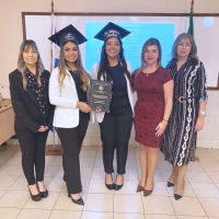 Alumnos de Comercio Exterior brillan en defensa de sus TCC