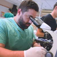 Taller Práctico sobre el Uso del Microscopio en Clínicas