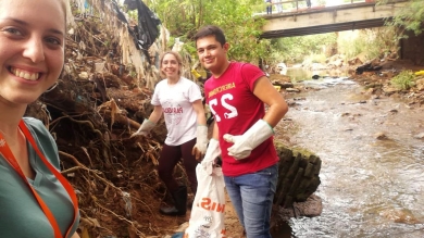 Alumnos de Columbia limpian arroyo San Lorenzo