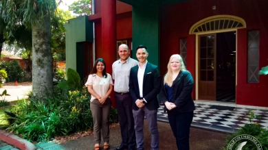 MBA Mónica Ruth Caballero, vicedirectora Turismo y Hotelería UCP - Sede España, Santiago Galeano, director carrera Turismo y Hotelería UCP, Hugo Caballero, director carrera Gestión de la Hospitalidad UNA, y Lic. Fátima Riquelme, docente UNA.