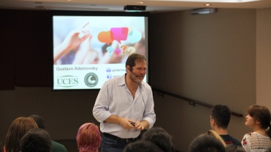 Lic. Gustavo Adamovsky, disertante.