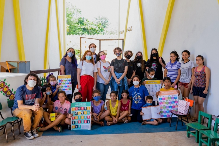 Estudiantes de Diseño Gráfico donaron sus proyectos a niños/as del Bañado Norte