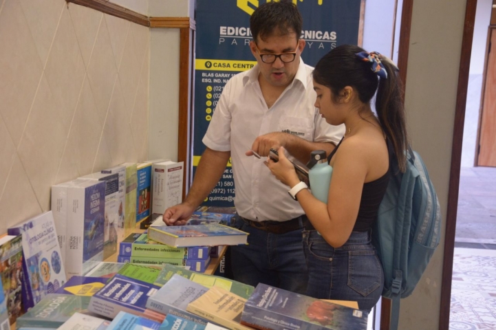 Feria de libros en la Sede 25 de Mayo