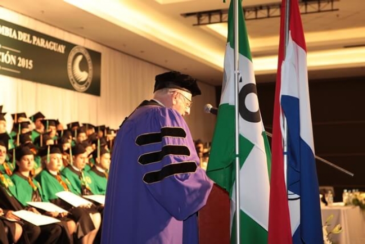 El Rector, Prof. Dr. Roberto Elías Canese, haciendo uso de palabra durante la ceremonia