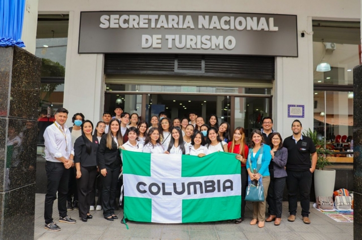 Estudiantes de primer año visitan la SENATUR