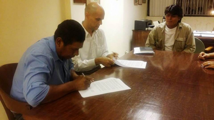 Firma del Convenio entre la comunidad Sawhoyamaxa y la Universidad Columbia, en abril del 2015.