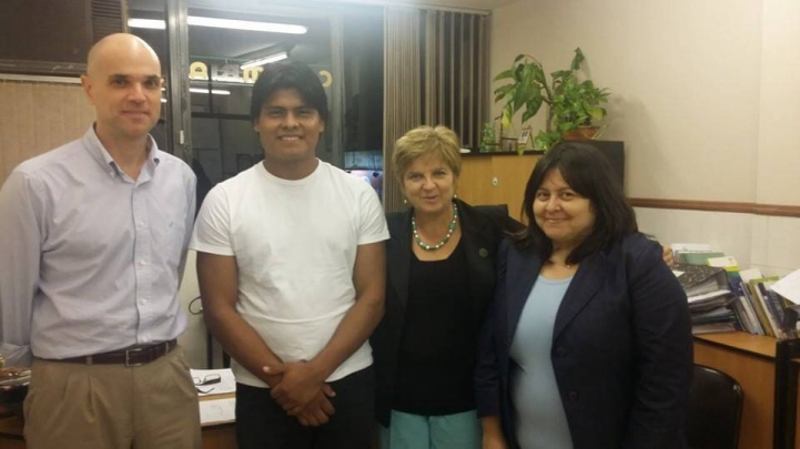 El vice rector Lic. Javier Battilana Urbieta; Eriberto Ayala; la directora de la carrera de Derecho Ma. Lilia Pusineri y la Abog. Yenny Villalba, directora de Extensión y Pasantías de la carrera de Derecho.  