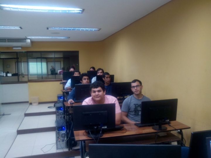 Clase de base de datos con los alumnos de informática.