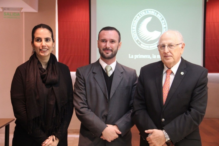 El cónsul de Costa Rica (Centro) con la Directora de la Carrera de Turismo y Hotelería Fabiola Sánchez (Izquierda) y el Rector Roberto Elías Canese (Derecha)