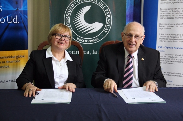 Roberto Elías Canese y Cecilia Servín durante la firma del contrato