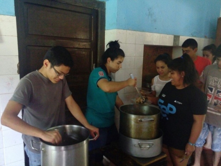 El sistema de organización es totalmente colectivo, las comidas que hacen los chicos y chicas son servidas por ellos mismos para sus compañeros/as 