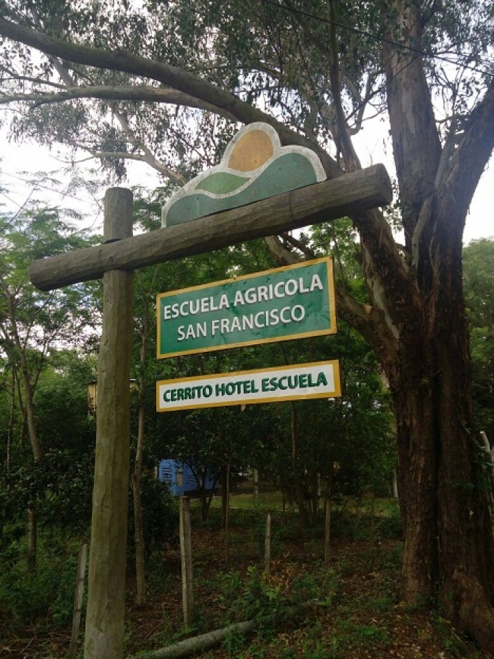 Cartel de entrada de la Escuela Agrícola San Francisco de Asís y el Hotel Cerrito 