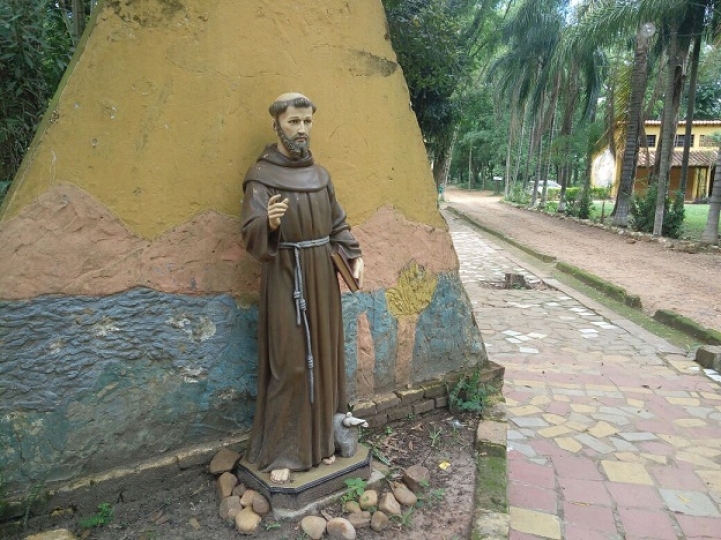 San Francisco de Asís. patrono cuyo nombre es utilizado también por la escuela. 