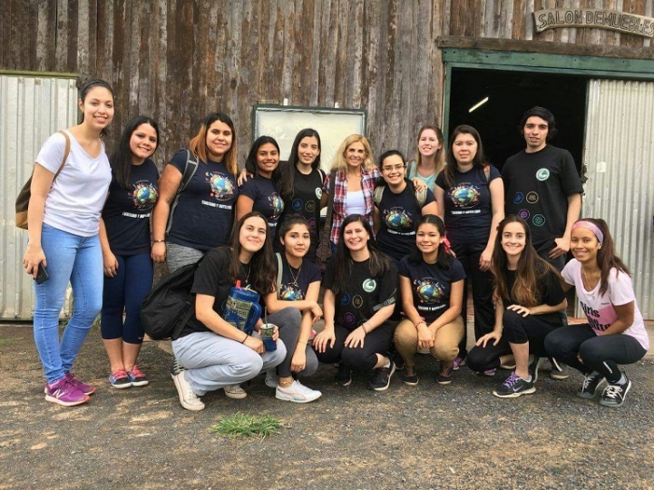 Los estudiantes de la UCP pudieron mirar la carpintería y la mueblería de Pa