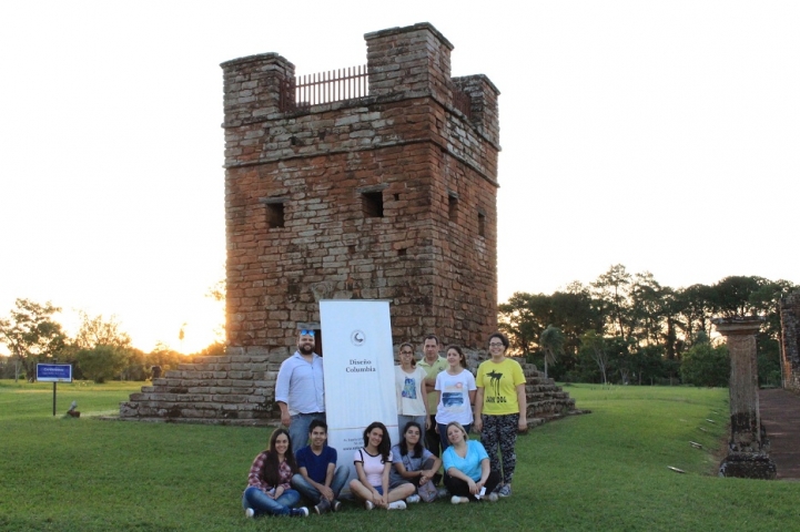 Estudiantes y equipo de la UCP que participó del tour